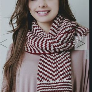 closet closing make offer Lightweight acrylic 3 button scarf